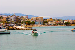 Hafen und Strand auf Kreta